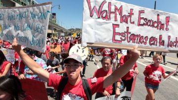 Vecinos de Chinatown han salido a protestar por  las calles de Los Ángeles en varias ocasiones contra el establecimiento en su barrio de una tienda de la cadena multinacional Wal-Mart.