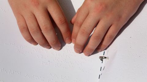 El programa "El poder sin ver" del Instituto Braille de Los Angeles, será permanente para invidentes en California