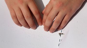El programa "El poder sin ver" del Instituto Braille de Los Angeles, será permanente para invidentes en California