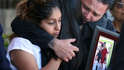 Familiares de las víctimas de la masacre se abrazan en el evento en el que la comunidad les ofreció su apoyo. Cuatro miembros de la familia Lamas fueron asesinados el fin de semana.
