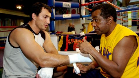 El CMB declara tres días de luto por muerte del entrenador Emanuel Steward (aquí con Vladimir Klitschko).