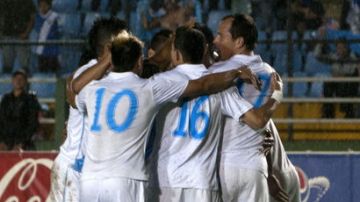 Jugadores de Guatemala celebran un gol anotado a Belice.