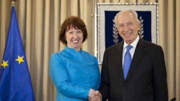 La jefa de la diplomacia europea, Catherine Ashton, (i), y el presidente israelí Shimon Peres, (d) en Jerusalén, Israel, ayer.