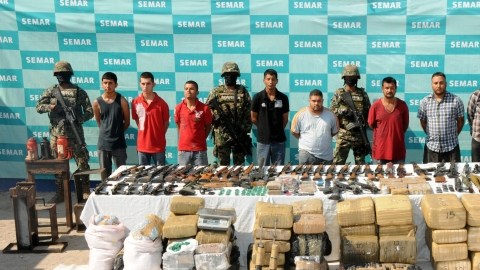 Marina de México presenta a los sospechosos de ser miembros del grupo Los Zetas y que fueron capturados en el estado de Coahuila.