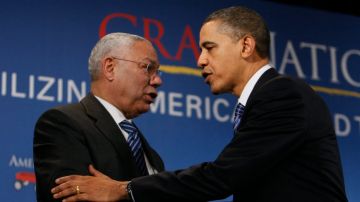 En esta foto de marzo de 2010, el Presidente Barack Obama saluda a Colin Powell tras un discurso en Washington, D.C.