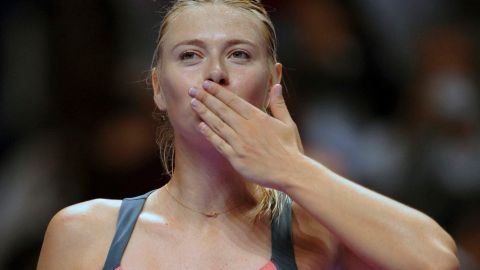 La tenista María Sharapova vence a Stosur en Campeonato WTA y podría cerrar el año en número uno del ranking.