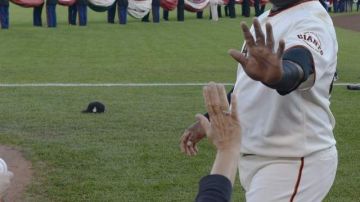Pablo Sandoval saluda a una fanática antes de iniciar el segundo juego de la Serie Mundial ante Detroit ayer en el AT&T Park.