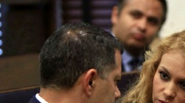 Paulina Rubio, el lunes en Miami, con sus abogados. El juicio empezará finalmente en enero.