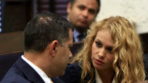Paulina Rubio, el lunes en Miami, con sus abogados. El juicio empezará finalmente en enero.