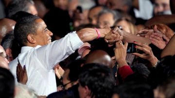 El President Barack Obama saluda a sus partidarios luego de hablar en un evento de campaña en el aeropuerto de  Burke Lakefront, durante su agotado itinerario.