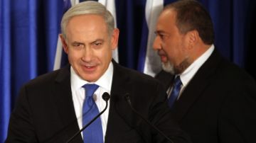 El primer ministro israelí, Benjamin Netanyahu (i), y el ministro de Exteriores, Avigdor Lieberman  anuncian que sus partidos el Likud y el Israel Beitenu se unirán para las elecciones de 2013, durante una rueda de prensa en Jesuralén, Israel.