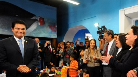 El gobernador sinaloense, Mario López Valdéz, en el el marco del Festival Internacional Cervantino 2012  en Culiacán, Sinaloa; se dice consternado de que el tomate mexicano no entre en el mercado de EEUU.