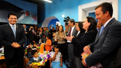 El gobernador sinaloense, Mario López Valdéz, en el el marco del Festival Internacional Cervantino 2012  en Culiacán, Sinaloa; se dice consternado de que el tomate mexicano no entre en el mercado de EEUU.