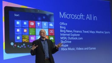 El director ejecutivo de Microsoft, Steve Ballmer, en el lanzamiento del nuevo sistema operativo Windows 8, ayer, en Nueva York.