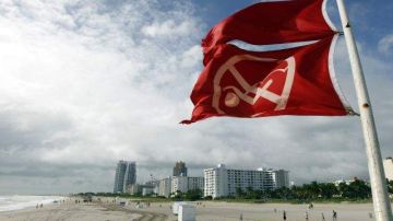 Banderas rojas alertan a los bañistas en las playas de Miami, debido al mal tiempo provocado por el huracán Sandy.