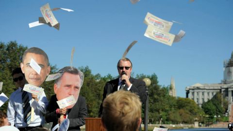 Manifestantes posan como SuperPACs y donantes corporativos durante una protesta llamada "Elecciones, no Subastas" en Denver, Colorado el 2 de octubre de 2012.