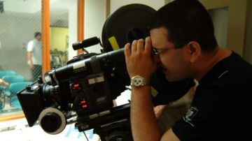 El director mexicano Alfredo de Villa captando con su cámara uno de los momentos del documental 'Desamparados' que emitirá Discovery en Español.