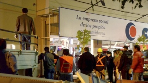 Vista del  jueves de los trabajos de rescate tras derrumbarse el techo del supermercado Cooperativa Obrera en la ciudad argentina de Neuquén. Cinco personas murieron y otras 11 permanecían desaparecidas.