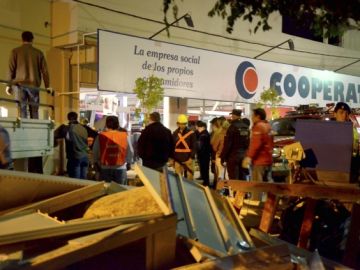 Vista del  jueves de los trabajos de rescate tras derrumbarse el techo del supermercado Cooperativa Obrera en la ciudad argentina de Neuquén. Cinco personas murieron y otras 11 permanecían desaparecidas.