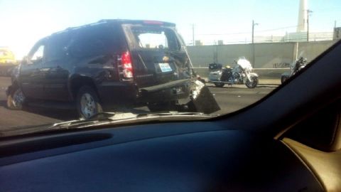 La imagen tomada con un teléfono móvil muestra la fachada del automóvil que transportaba ayer al senador Harry Reid.