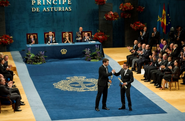 Íker Casillas y Xavi Hernández se congratulan mientras los Príncipes de Asturias encabezan el aplauso.