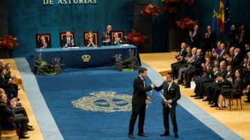 Íker Casillas y Xavi Hernández se congratulan mientras los Príncipes de Asturias encabezan el aplauso.