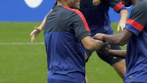 Dani Alves  y Alex Song serían titulares hoy  con el Barsa.