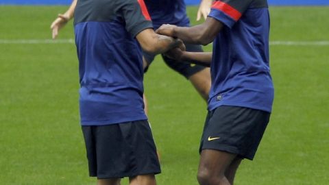 Dani Alves  y Alex Song serían titulares hoy  con el Barsa.
