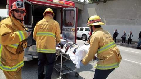 Cientos de trabajadores al servicio de Los  Ángeles, entre ellos policías y bomberos, podrían quedar sin empleo.