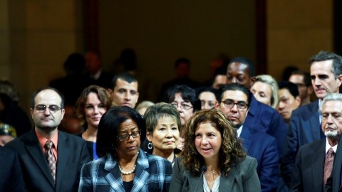 La concejal de Los Ángeles Jan Perry, emitió una proclamación en honor del  20 Aniversario del Movimiento de Escuelas Chárter. Al centro  Ana Ponce, CEO de  Camino Nuevo Charter Academy.