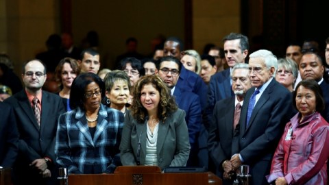 La concejal de Los Ángeles Jan Perry, emitió una proclamación en honor del  20 Aniversario del Movimiento de Escuelas Chárter. Al centro  Ana Ponce, CEO de  Camino Nuevo Charter Academy.