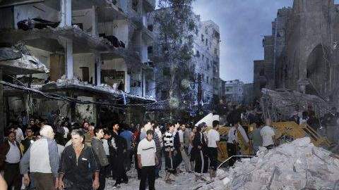 Ciudadanos sirios en el lugar donde se registró la explosión de un coche bomba en el barrio de Def al Shuk en Damasco, Siria, donde al menos cinco personas murieron hoy y 32 resultaron heridas, el 26 de octubre de 2012.