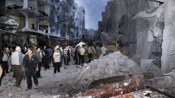 Ciudadanos sirios en el lugar donde se registró la explosión de un coche bomba en el barrio de Def al Shuk en Damasco, Siria, donde al menos cinco personas murieron hoy y 32 resultaron heridas, el 26 de octubre de 2012.