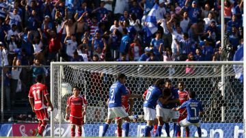 Gerardo Flores es abrazado y felicitado por sus compañeros al abrir la cuenta de la goleada de los Cementeros  sobre el Toluca en la cancha del Estadio Azul.