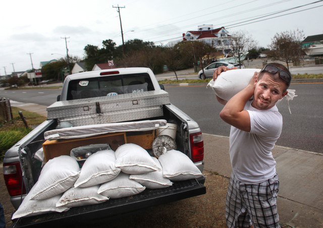 Nick Almeter distribuía   bolsas de arena ayer entre varias propiedades de Norfolk, Virginia, preparándose para la tormenta.