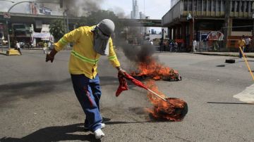 Manifestantes encendian barricadas en protesta contra la venta de terrenos de la Zona Libre de Colón en Ciudad de Panamá.