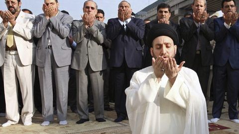 El líder del Consejo Supremo Iraquí, Ammar al Hakim, lidera las oraciones por el Eid al Adha o Fiesta musulmana del Sacrificio, en Bagdad, Irak.