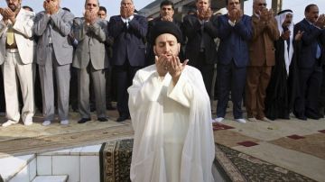 El líder del Consejo Supremo Iraquí, Ammar al Hakim, lidera las oraciones por el Eid al Adha o Fiesta musulmana del Sacrificio, en Bagdad, Irak.