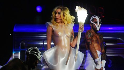 En esta foto, Gaga aparece con uno de los trajes que lució el año pasado en su recital en Jalisco.