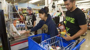 Personas hacían compras ayer en Honolulu para dejar sus casas tras la orden de evacuación.