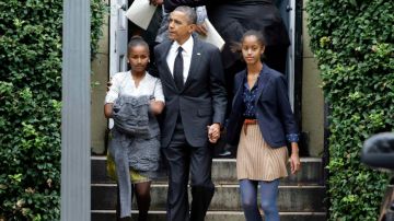 El Presidente Barack Obama sale de la iglesia St. John con sus hijas Sasha (izq.) y Malia, en Washington el domingo 28 de octubre de 2012.
