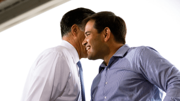 El candidato repubilcano a la presidencia, Mitt Romney, saluda al Senador de la Florida Marco Rubio.