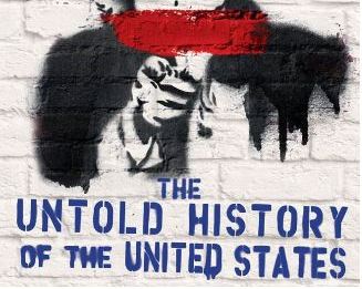 Stone y Peter Kuznick acusan a Obama de romper sus promesas de campaña y llevar a cabo políticas antiprogresistas.