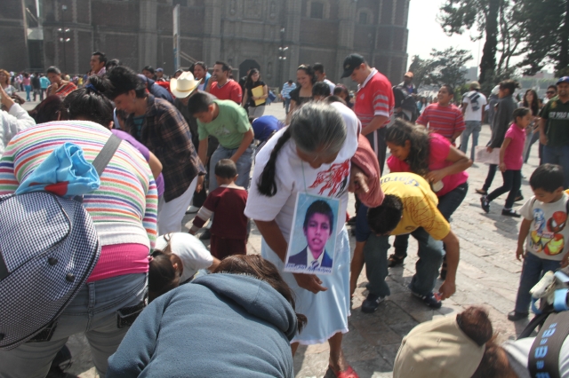 Al terminar la misa, las madres centroaméricanas, hicieron una pausa,  para disfrutar en el atrio de la iglesia.