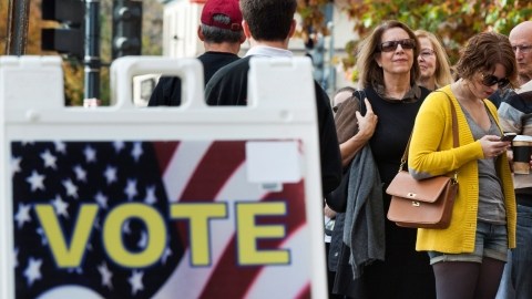 Residentes de  Washington D.C. hacen línea afuera del Centro Comunitario Chevy Chase para emitir su 'voto temprano' en la elección para presidente de Estados Unidos.