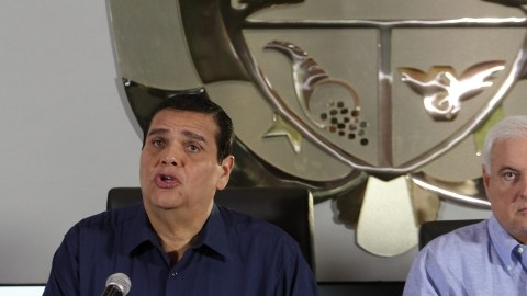 El mandatario Ricardo Martinelli (d), y el presidente de la Asamblea Nacional, Sergio Gálvez (i), firman derogación de la ley, ayer.