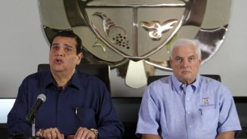 El mandatario Ricardo Martinelli (d), y el presidente de la Asamblea Nacional, Sergio Gálvez (i), firman derogación de la ley, ayer.
