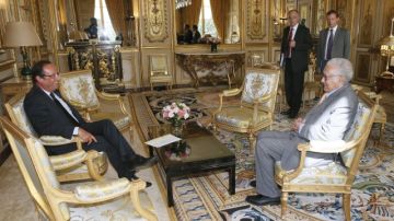 El presidente francés, Francois Hollande (i), habla sobre Siria con el mediador de la ONU para  Siria, Lakhdar Brahimi,  en el palacio del Elíseo en Paris.