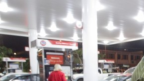 Lyndon Fong, en Honolulu, Hawaii, llena su tanque de gasolina  tras saber que había  alerta de tsunami debido al sismo en Canadá.