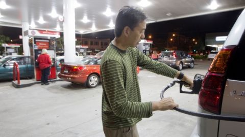 Lyndon Fong, en Honolulu, Hawaii, llena su tanque de gasolina  tras saber que había  alerta de tsunami debido al sismo en Canadá.
